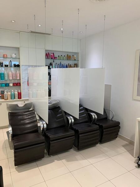 salon de coiffure, protection en plexiglas pour séparer client  / coiffeur,ongle-rie,barber,médecin ,dentiste .    